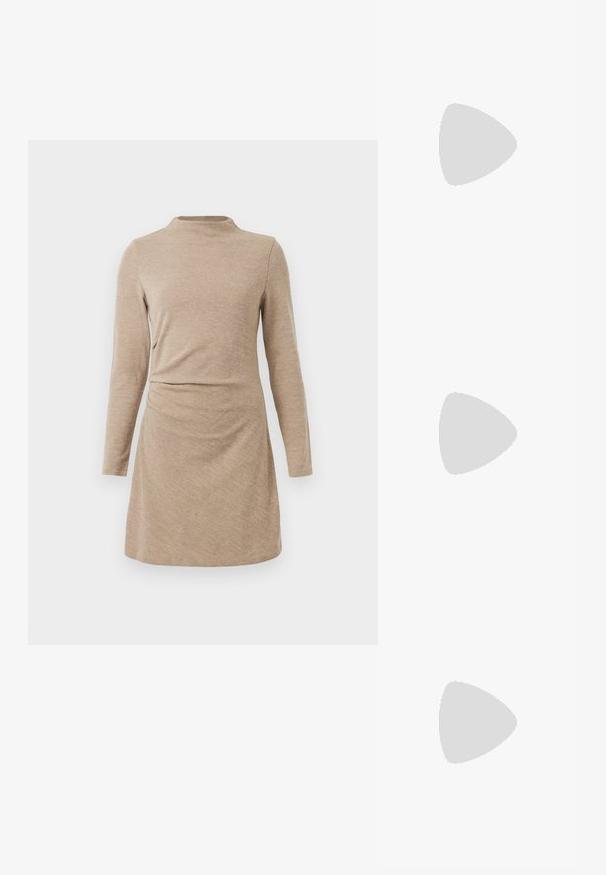 Robe à manches longues en tricot beige avec un col montant. Elle présente un détail froncé à la taille et une coupe droite qui tombe au-dessus du genou.; Anna Field by Zalando Bottes - beige; Lunettes rectangulaires teintées de brun avec une finition brillante, dotées de branches fines et de verres transparents. Logo visible sur la branche gauche.; Sac à main en daim marron avec le dessus froncé, double anses et bandoulière amovible avec boucle en argent, présenté sur un fond uni.