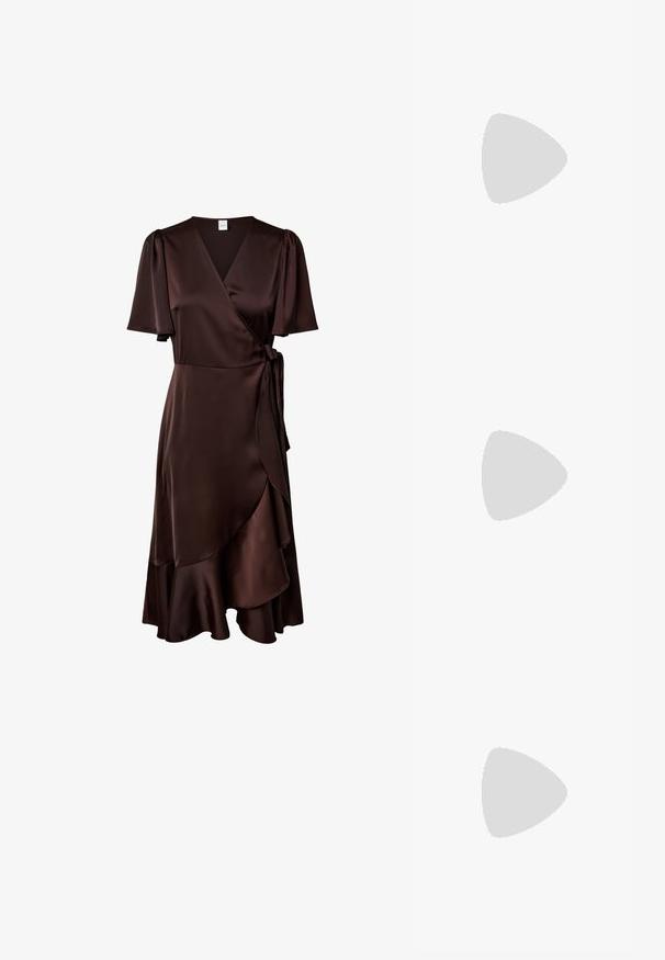 Robe portefeuille en satin brun foncé avec manches courtes volantées, décolleté en V, lien latéral et ourlet asymétrique à volants.; Talons slingback à bout pointu en tissu imprimé léopard avec un accent nœud, dotés d'un petit talon noir et d'une texture lisse.; Sac à main plissé jaune en simili cuir lisse, arborant une forme douce avec une bandoulière unique et un design froncé sur le dessus.; Boucles d'oreilles créoles en or avec un design texturé orné de petites perles rondes sur le bord extérieur. Légères avec une fermeture sécurisée.