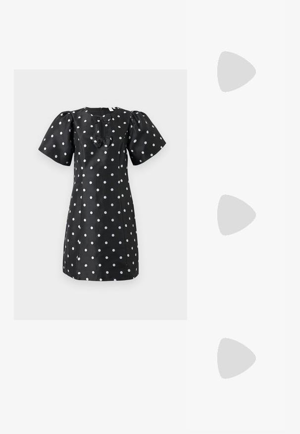 Zwart jurk met korte pofmouwen, witte stippen en twee strikjes aan de voorkant. Gemaakt van een soepele stof met een ronde hals en een ritssluiting.; Puntige slingback hakken in panterprint stof met een strikaccent, voorzien van een lage zwarte hak en een soepele textuur.; Kleine zwarte glanzende handtas met twee lange hengsels en zijkant trekkoord details op een effen lichte achtergrond.; Zilverkleurige metalen creolen oorbellen met een glad, licht gebogen oppervlak en sluitingen met haaksluiting op een effen witte achtergrond.