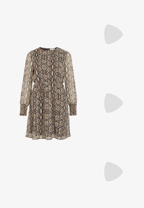 Robe imprimée serpent marron et crème, en tissu transparent, manches longues avec poignets smockés, taille cintrée et décolleté arrondi avec fermeture au dos.; Botte en cuir noir, hauteur genou, à bout pointu et à talon épais. Texture lisse avec un design élégant et des détails de couture subtils.; Sac à main en cuir noir avec une texture lisse. Dispose d'une bandoulière adjustable et d'un design élégant et minimaliste avec une fermeture éclair.; Boucles d’oreilles créoles en métal argenté avec une surface lisse légèrement incurvée et des fermoirs à clapet sur un fond blanc uni.