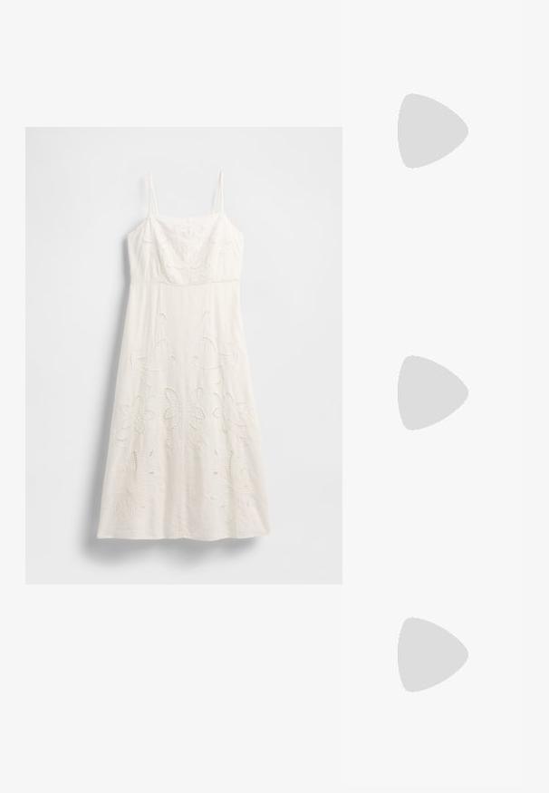 Robe blanche longueur genou avec fines bretelles, broderies florales et détails découpés. Confectionnée dans un tissu léger avec une silhouette fluide.; Sandales compensées blanches avec une semelle en espadrille tissée, dotées d'une bride supérieure lisse et d'un subtil détail métallique au niveau du talon. Pantalons à rayures gris visibles.; Sac cabas en paille tressée avec large base, poignées tressées et couleur beige naturel sur fond blanc uni.; Paire de boucles d'oreilles créoles en or de taille moyenne avec un design texturé et perlé sur un fond clair uni.