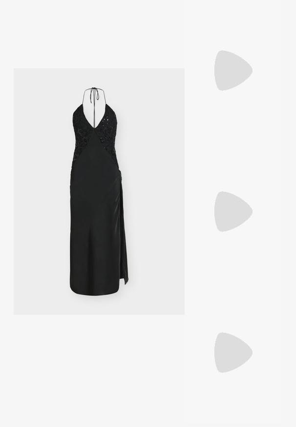 Zwarte avondjurk met een diepe halslijn, een lijfje met pailletten, een glanzende satijnen rok, verstelbare bindriempjes en een zijslit.; Zwarte lakleren slingback hakken met een puntige neus en een stilettokant. Kenmerkt zich door een uitsnijd ontwerp en een verstelbare band met metallic hardware.; Zwarte avondclutch met gestructureerde stof, omlijst door een rij kleine parels en een grote parelsluiting bovenop.; Elli Oorbellen - silberfarben