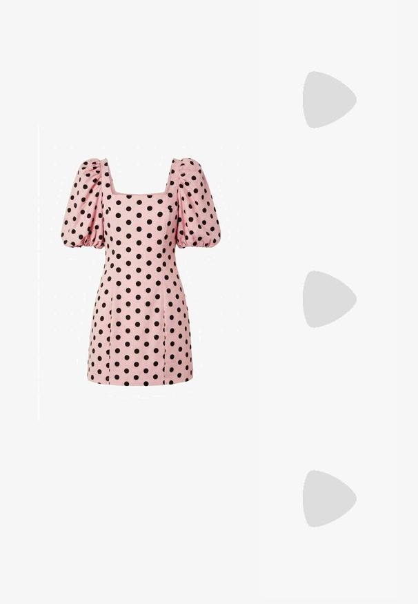 Vaaleanpunainen minimekko, jossa isoja mustia pilkkuja, neliönmuotoinen pääntie ja liehuläppähihat.; Punaiset patenttinahkaiset ballerinat, joissa on terävä kärki, nilkkahihna ja pieni pyöreä koriste hihnassa. Tasapohja ja sileä pinta.; Kukka-muotoinen koru, jossa on satiinimainen harmaa pohja, koristeltu kirkkailla rhinestoneilla ja keskellä helmellä; sisältää kristallilaskoksia.; Kudottu kangaspanta, joka esittelee moniväristä kuviota, tekstuuripintaa ja koristeellista pyöreää koristeelementtiä, jossa on helmiä.