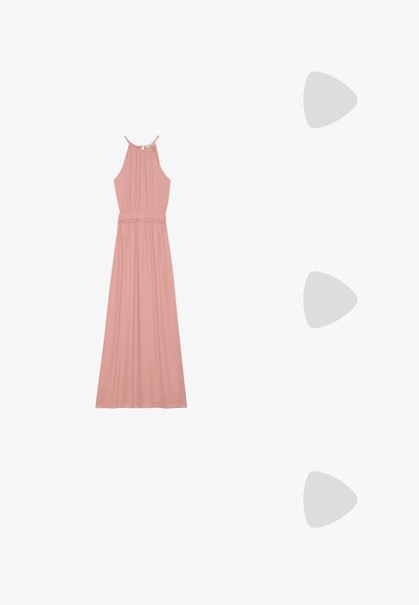 Vestido rosa claro con cuello halter, cuerpo plisado y cintura elástica. La tela es suave con una falda fluida y detalle de dobladillo con volantes.; Chanclas de color rosa claro con un detalle texturizado de flor en la tira y un tacón pequeño. Material suave y diseño abierto.; Bolso de mano de cuero blanco con un diseño recogido, cuenta con una cadena dorada y forma redondeada. Textura suave con pliegues suaves y sin patrones.; Collar de perlas y pulsera a juego con cierres de oro y un charm redondo de oro decorado con pequeños cristales sobre un fondo blanco.