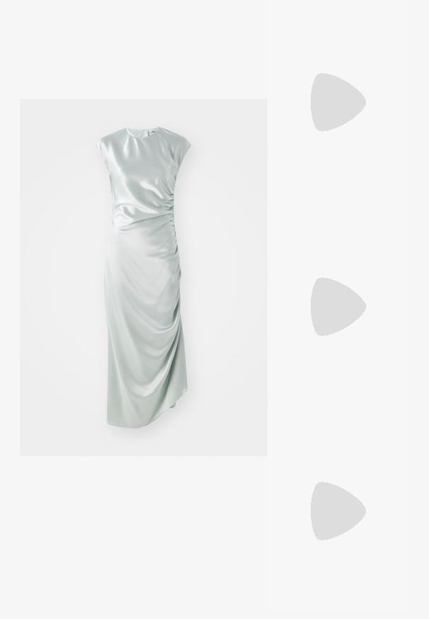 Satin midi-jurk in lichtgroen, met kapmouwen, een ronde halslijn, zijdelingse plooidetails en een aansluitende silhouet.; Zwarte leren instappers met een spitse neus, gegatherde textuur en een kleine kittenhiel. Heeft een trekkoorddetail aan de opening.; Geplooide beige leren clutch met een zilveren metalen frame, voorzien van twee ronde decoratieve sluitingen en een zilveren kettingriem.; Gouden hoepeloorknoppen met een slank, rond ontwerp. Heeft een holle center en een glanzend oppervlak, wat modern stijlen aanvult.