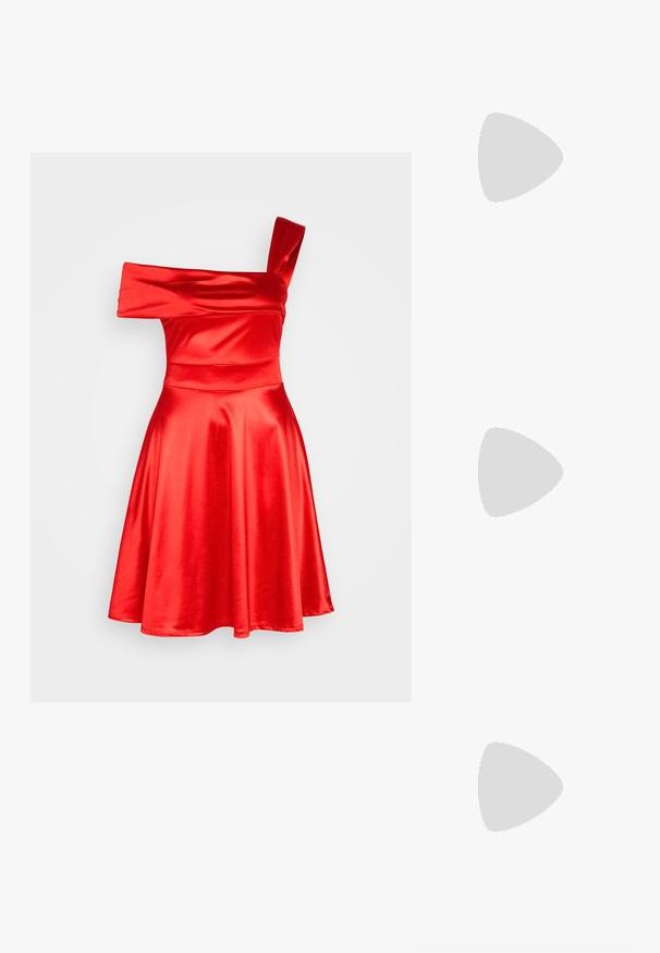 WAL G. KELLY ASYMMETRIC SKATER - Cocktailkleid/festliches Kleid - red; Schwarze Leder-Pumps mit hohen Absätzen, spitzer Zehenform und glatter Oberfläche. Verfügt über eine elegante Silhouette und einen Stiletto-Absatz.; Kleine Handtasche mit silbernem Gittermuster, gebogenem Griff, großem Perlenverschluss und einem dünnen silbernen Kettenriemen auf schlichtem Hintergrund.; Silberfarbene Creolen mit einer glatten, runden Form und einer polierten Oberfläche. Beide Ohrringe haben die gleiche Größe und verfügen über einen sicheren Verschlussmechanismus.