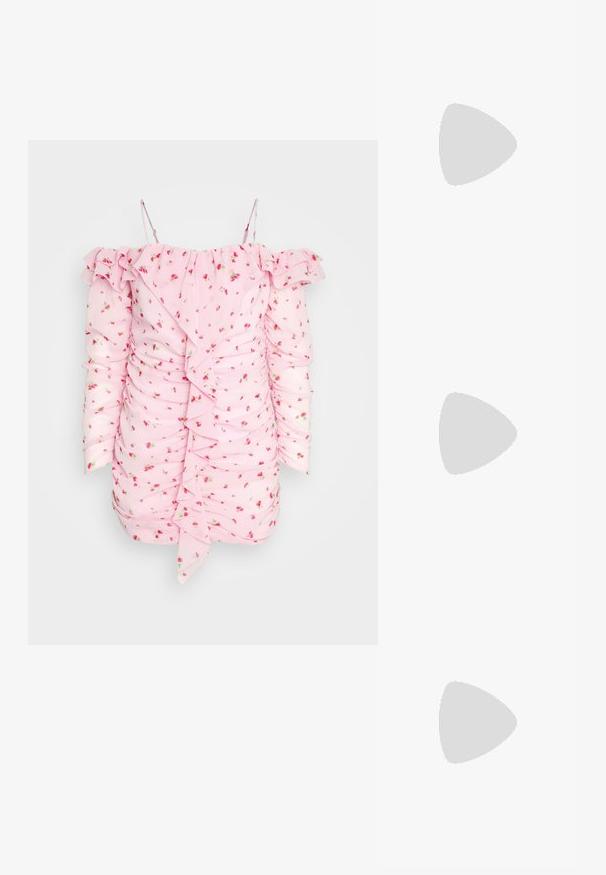Cras SAVANNA DRESS - Cocktailkleid/festliches Kleid - blooming pink; Schwarze Leder-Mary-Jane-Schuhe mit einem T-Riemen, silbernem Schnallen-Detail, abgerundeter Zehenpartie und flacher Sohle. Glatte Textur mit polierter Oberfläche.; Knallpinke, muschelförmige Clutch mit plissierter Textur und goldenem Verschluss, besetzt mit zwei perlenartigen Perlen.; Goldfarbene Ohrringe mit einem geschwungenen Haken-Design, verziert mit kleinen klaren Steinen und einer einzelnen weißen Perle am unteren Ende.