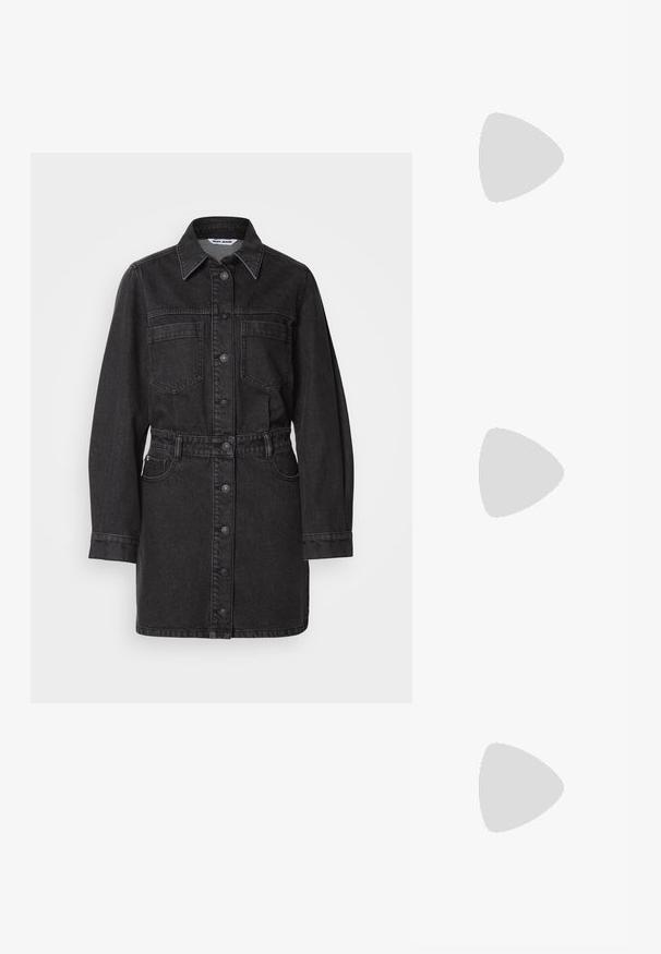 Zwart denim jurk met een knoopsluiting aan de voorkant, kraag, twee borstzakken en een ceintuur om de taille. Lange mouwen met knoopmanchetten.; Zwarte leren cowboylaars met een spitse neus, geperste sterren- en bloemenpatronen, en een stevige hak voor stabiliteit. Voorzien van treklussen voor gemakkelijk aan- en uittrekken.; Zwarte neplederen handtas met een zachte textuur, ronde vorm en een stevige zwartleren schouderband. Zilveren hardwareaccenten zichtbaar.; Zilveren druppeloorbellen met gladde, ronde, reflecterende oppervlakken die hangen aan klapring-sluitingen. Achtergrond is puur wit.