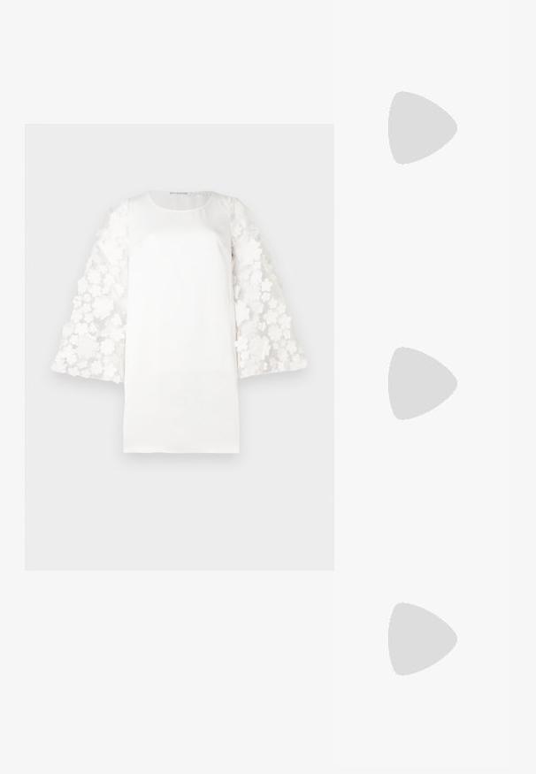 Witte top met een zachte, stoffen romp en doorschijnende, met bloemenpatroon versierde pofmouwen van licht materiaal. Eenvoudige ronde halslijn.; ALDO CRERIDE PILLOW WALK - Sandalen - beige; Witte geplooide handtas met een ronde gouden handgreep, gemaakt van zacht materiaal en een afgeronde vorm. Elegante uitstraling met een gestructureerde afwerking.; Cluster van zes onregelmatig gevormde, doorschijnende en reflecterende glasachtige stukken die zijn gerangschikt op een witte achtergrond.