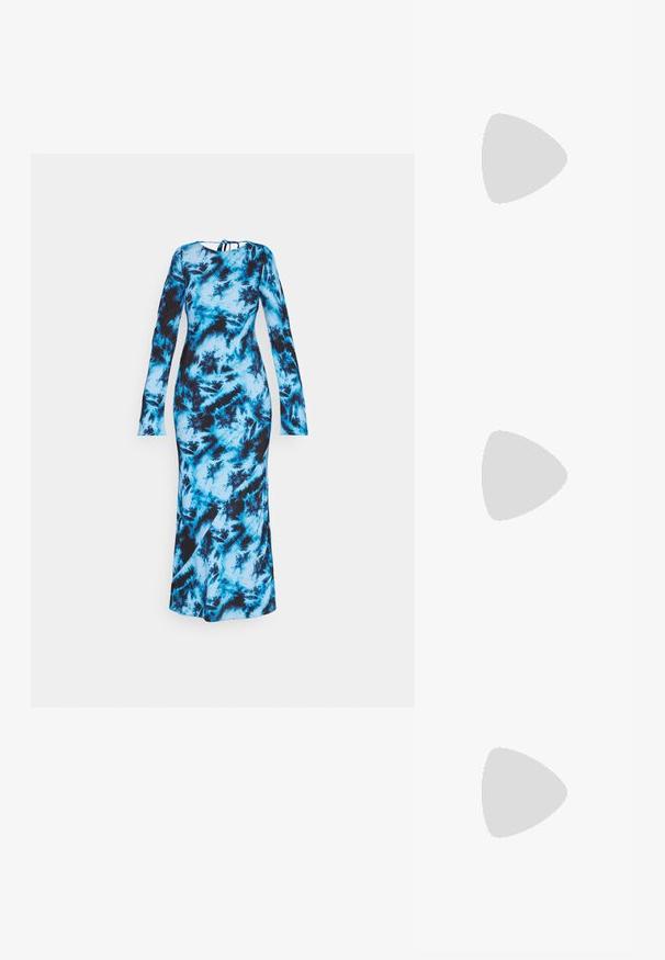 Langsleeve, aansluitende jurk met een tie-dye patroon in blauw en zwart. Glad materiaal, ronde halslijn en een strikdetail op de rug.; Lichtblauwe haksandalen, gemaakt van glad rubber, met een sculpturaal ontwerp van golvende banden en een stevige hak.; Een paar rechthoekige zonnebrillen met lichtblauwe doorzichtige monturen en donkergrijze glazen, met rechte pootjes en minimale hardwaredetails.; Metaalblauwe clutch met geplooid ontwerp en een schouderriem. De gladde textuur en gegatherde details benadrukken de unieke vorm.