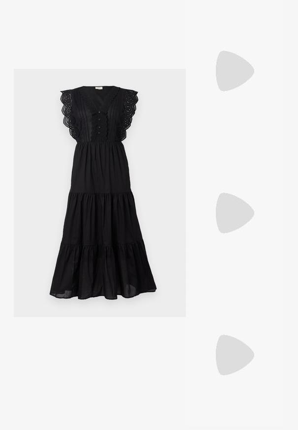 Robe en coton noir avec un design à volants, accents en œillets festonnés sur les manches, fermeture à boutons sur le devant et coupe décontractée.; Mule noire à bout ouvert avec talon bloc bas et large bride ornée d'une boucle argentée et de détails à œillets, vue de côté.; Petit sac à main noir brillant avec deux longues anses et des détails à cordon sur les côtés sur un fond clair uni.; Boucles d'oreilles créoles dorées torsadées avec une surface lisse, présentant un dos transparent et une quincaillerie dorée.