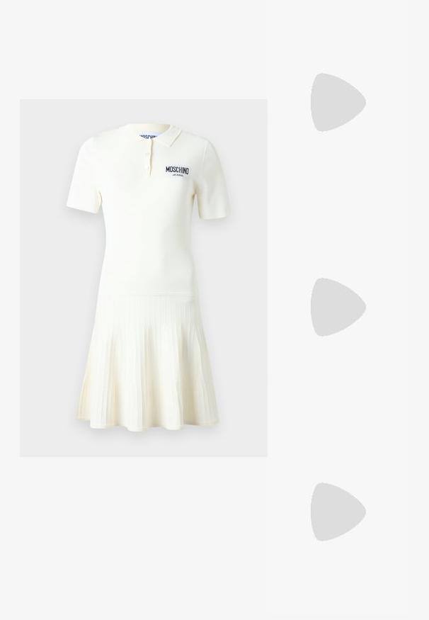 Hvid polo-kjole med korte ærmer, plisseret nederdel, krave og slå-om med tre knapper, med sort "Moschino Jeans" logo på brystet.; Sorte læder slingback høje hæle med spids tå-design, der har en udskæring fortil og en tynd stiletto-hæl.; Sort blød læder Love Moschino håndtaske med knyttet håndtag og guldkæde-strop på hvid baggrund.; Par af skinnende gyldne julekugleøreringe med krog-lukninger på en ensfarvet hvid baggrund.