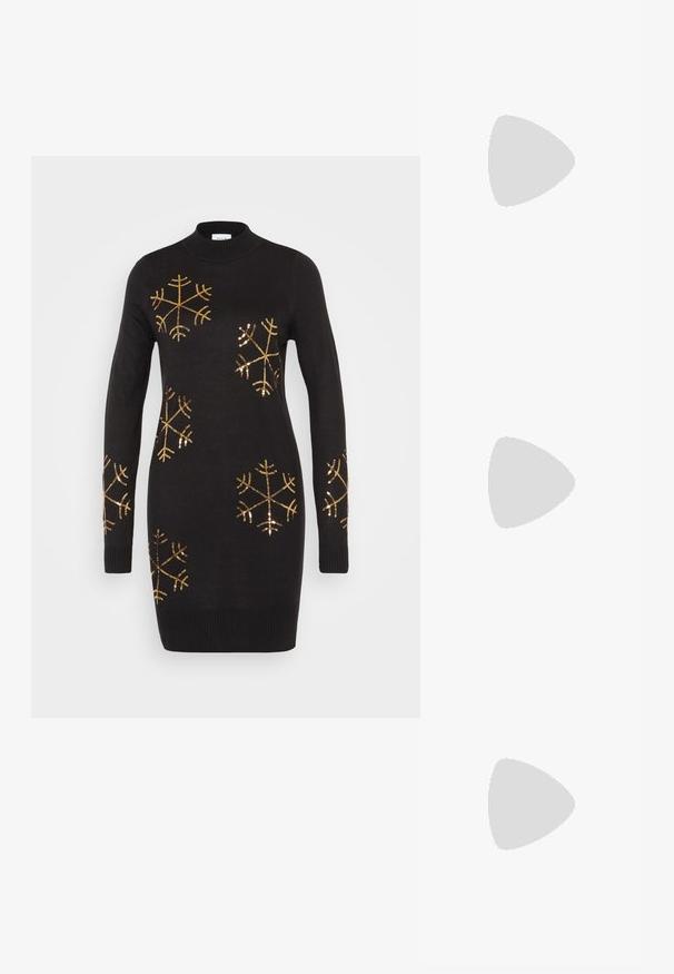 Sort strikket sweaterkjole med høj hals, prydet med guld farvede pailletter i snefnugsmønster over brystet og ærmerne.; Knæhøje sorte læderstøvler med spids tå og kraftig hæl. Glat tekstur med minimale detaljer og et tætsiddende skaftdesign.; Sort håndtaske i krokodilletekstureret læder med sølvfarvet drejelås og lang sølvkæde med læder skulderpude.; Guldtonede snoede hoop øreringe med en tekstureret overflade og en sikker lås. Designet har svungne mønstre, der skaber dybde.