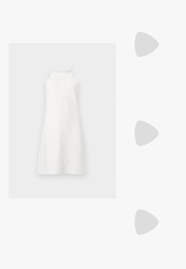Hvid ærmeløs midi-kjole med tynde stropper og et lige, let udvidet snit, vist mod en lys baggrund.; Sølv høje hæle sandaler med flere krydsschooler, en spændeankelrem og en skulptureret hæl, med en skinnende metallisk finish.; Lille cremefarvet håndtaske med topstrop, knudedetalje og guldkæde-charme på en ensfarvet lys baggrund.; Øreringe i guldfarve med to teksturerede søstjerneformer, en større og en mindre på hver ørering, mod en hvid baggrund.