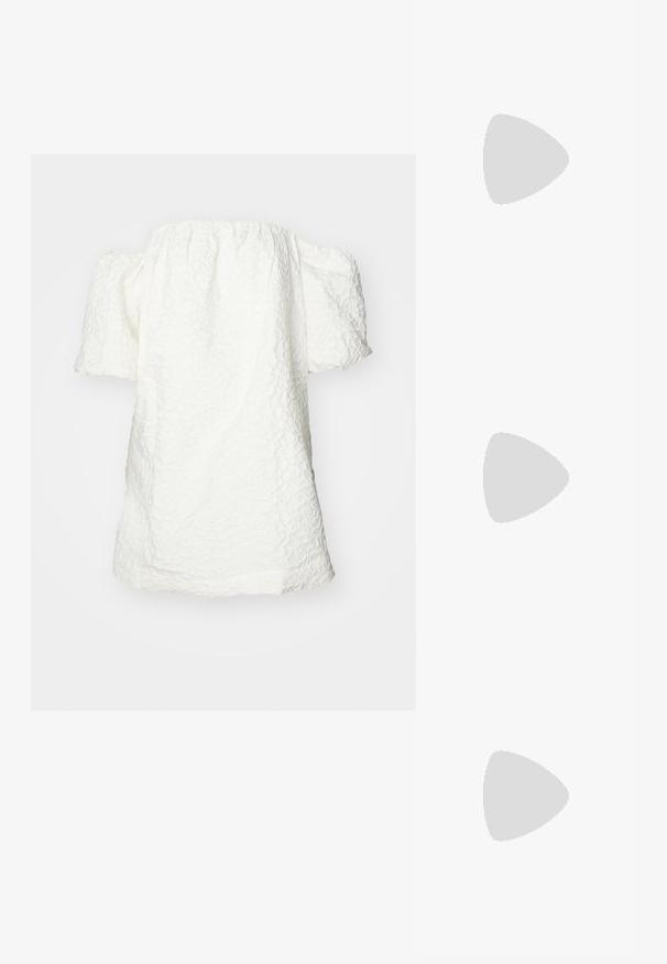 Hvid off-shoulder top med puffede korte ærmer, tekstureret stof med blomstermønster og samlet halsudskæring.; Hvide læder højhælede pumper med spids tå og lagdelt blomsterapplikation detalje foran, samt en slank stiletto hæl.; Hvid taske i faux læder med en struktureret trekantet form, enkelt justerbart skulderstrop og en flaplås med kurver.; Klynge af seks uregelmæssigt formede, gennemsigtige og reflekterende glaslignende stykker arrangeret på en hvid baggrund.