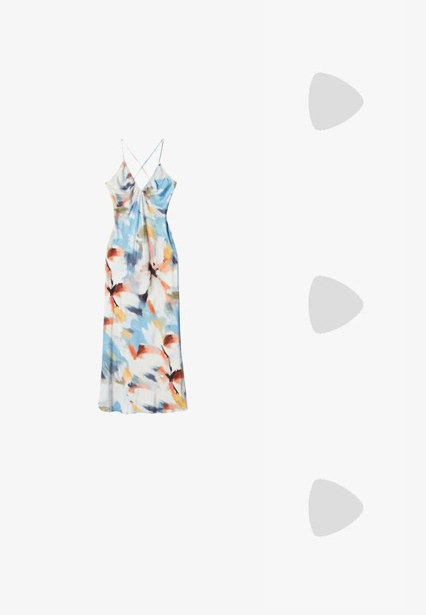 Robe longue sans manches avec fines bretelles croisées, décolleté en V et motif floral abstrait aquarelle dans des tons bleus, orange, blanc et vert.; Sandales blanches en cuir avec un talon carré et une bride à la cheville ; elles présentent des bandes croisées à l'avant et un design lisse et épuré.; Sac à main à motifs floraux en vert menthe, avec une forme structurée, des accessoires en or et une poignée supérieure. Le design présente des fleurs roses et des feuilles vertes.; Boucles d'oreilles créoles en or avec de petits pendentifs rectangulaires argentés verticaux, présentées sur fond blanc.