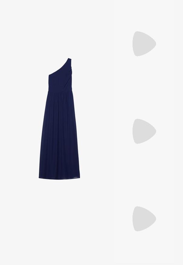 Marineblauwe een-schouderjurk, gemaakt van vloeiende stof. Heeft gedrapeerde details bij het lijfje en een geplisseerde rok, wat een klassieke silhouet biedt.; ALDO CRERIDE PILLOW WALK - Sandalen - beige; Zachte, crèmekleurige leren clutch met geplooid, gerimpeld ontwerp en een dunne schouderriem die vooraan op een effen achtergrond ligt.; Set van onregelmatig gevormde, gepolijste hoepel oorbellen van goudkleurig metaal met een open midden op een effen witte achtergrond.