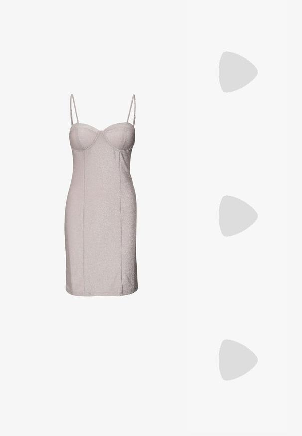 SOMETHINGNEW VENUS MINI DRESS - Jerseykjole - lilac snow; Beige spidse slingback-sko med en glat læderfinish, der har en sløjfedetalje på hælen og et åbent bagdesign.; Rektangulær kuvertclutch i cremefarve med en guldkæde, der er lagt over øverste venstre hjørne på en ensfarvet baggrund.; Par af glatte, polerede sølvøreringe i hulringsdesign med en tyk, rund og tubulær form, vist mod en ensfarvet hvid baggrund.