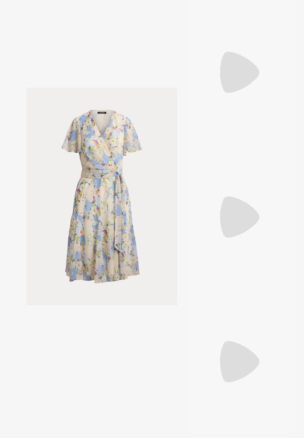 Vestido cruzado floral de tela ligera con escote en V, mangas cortas con vuelo y cinturón de lazo. Predominantemente azul con detalles en amarillo y rosa.; Sandal de tacón alto de cuero marrón con un diseño elegante, correa ajustable en el tobillo y un sutil acento de hebilla dorada. De punta abierta y textura suave.; Bolso de mano con lentejuelas blancas relucientes, estructura metálica en tono dorado y una correa de cadena colgada a un lado, sobre un fondo blanco.; Pendientes en tono dorado que cuentan con una parte superior rectangular texturizada y una gran perla blanca de forma irregular colgando por debajo.