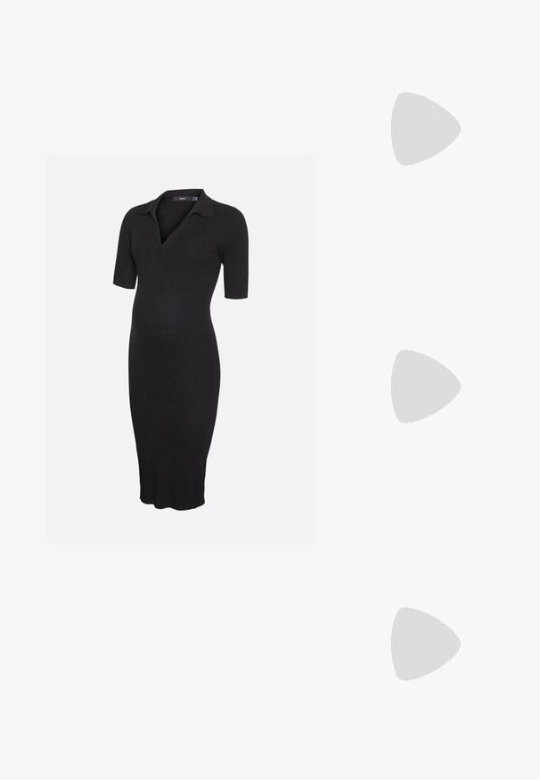 Zwarte geribbelde gebreide zwangerschapsjurk met korte mouwen en een kraag, met een V-hals en knielange zoom.; Zilveren hoge hak sandalen met een geschenkdesign, glinsterend materiaal, strassaccenten en een slanke enkelband. Vierkante neus en gepolijste hak.; Zilveren metallic clutch met een kettingband, met een hoekig klepdesign en gestikte accenten voor extra textuur.; Zilveren armband met drie strengen: één met kleine kralen, één met ovale schakels en één met platte staven. Bevat een kettingverlenging voor verstelbaarheid.