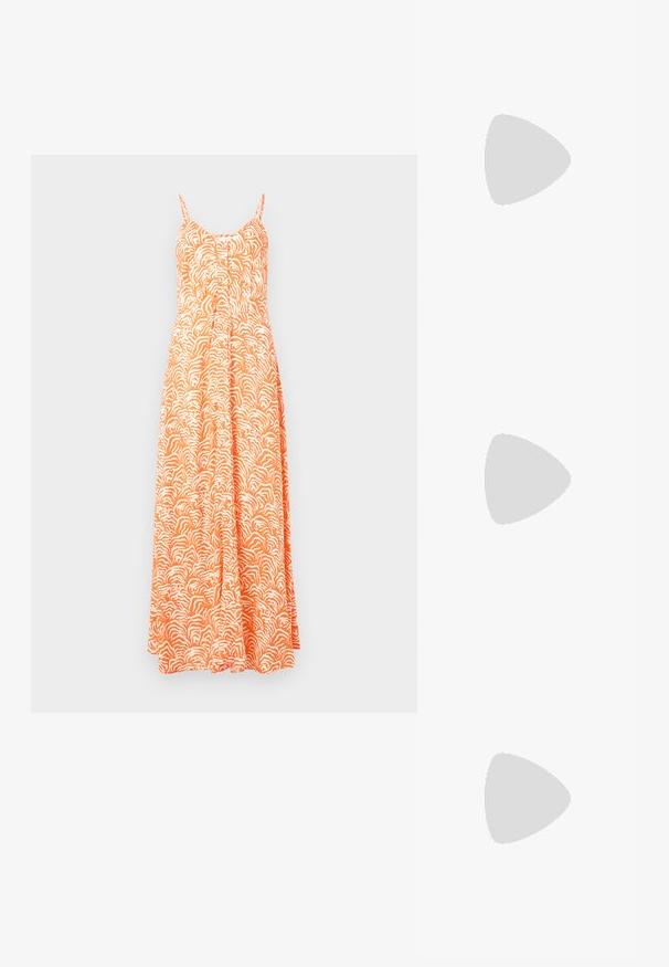 Robe maxi orange avec un motif abstrait de vagues blanches, dotée de fines bretelles réglables, d'une fermeture par boutons à l'avant et d'une silhouette fluide.; Sandale plate noire avec fines brides, boucle réglable à la cheville et bride pour l’orteil sur un fond gris clair uni.; Sac cabas en paille tissée avec des poignées tressées et un ruban à carreaux rouge et blanc noué en un nœud d'un côté.; Boucles d'oreilles en métal doré avec une forme lisse et arrondie et une finition polie. Design simple sans embellissements supplémentaires.