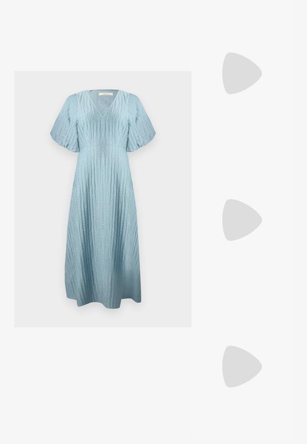 Lichtblauwe midi-jurk met textuur, V-hals, korte pofmouwen en een getailleerde taille, weergegeven op een effen witte achtergrond.; Lichtblauwe sandaal met bandjes, vierkante teen, lage hak, verstelbare enkelband en een gladde, glanzende afwerking. Kruisende bandjes op de voetbed.; Lichtblauwe leren handtas met een afgeronde klep, zilveren ronde sluiting en twee schouderbanden tegen een effen achtergrond.; Zilverkleurige metalen creolen oorbellen met een glad, licht gebogen oppervlak en sluitingen met haaksluiting op een effen witte achtergrond.