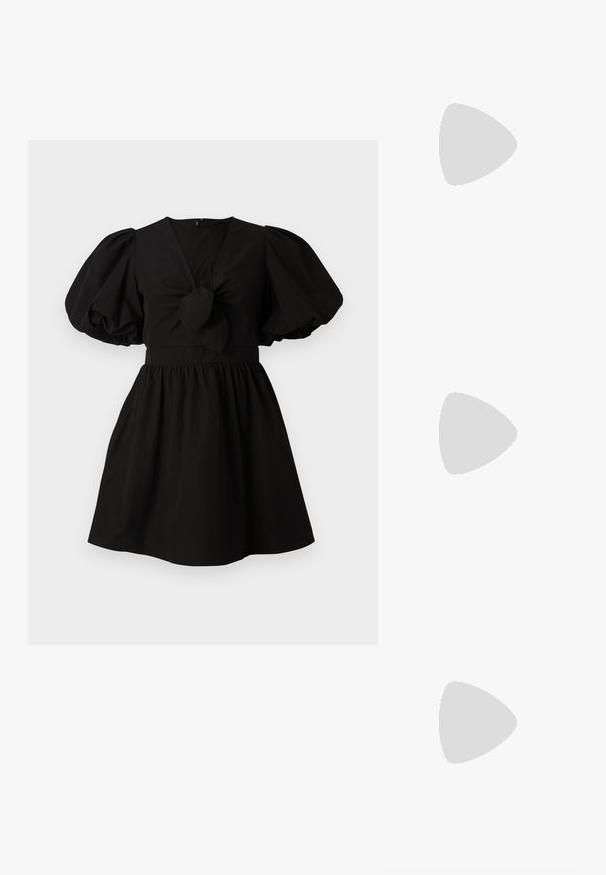 Zwarte puff-sleeve jurk met een V-hals, verzamelde taille en een knoopdetail aan de voorkant. Gemaakt van een gladde, lichte stof.; Puntige slingback hakken in panterprint stof met een strikaccent, voorzien van een lage zwarte hak en een soepele textuur.; Kleine zwarte glanzende handtas met twee lange hengsels en zijkant trekkoord details op een effen lichte achtergrond.; Gouden studs met een gladde, gepolijste afwerking, in een abstracte, druppelvorm. Eenvoudige metalen achterzijde voor bevestiging.