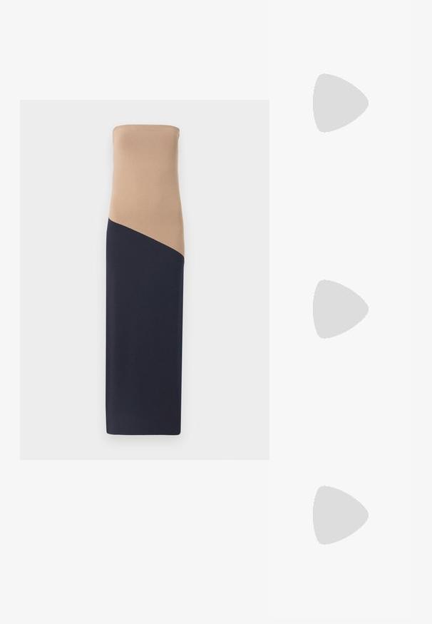 Robe sans bretelles ajustée avec un haut beige et un bas bleu marine foncé, présentant un détail de couture diagonal, fabriquée dans un tissu lisse et extensible.; Chaussure à talon haut en cuir verni rose, à bout pointu et talon fin. Texture lisse avec une finition brillante. Aucun accent ou motif visible.; Sac à main plissé jaune en simili cuir lisse, arborant une forme douce avec une bandoulière unique et un design froncé sur le dessus.; Paired boucles d'oreilles en métal doré poli de forme irrégulière avec un centre ouvert sur un fond blanc uni.