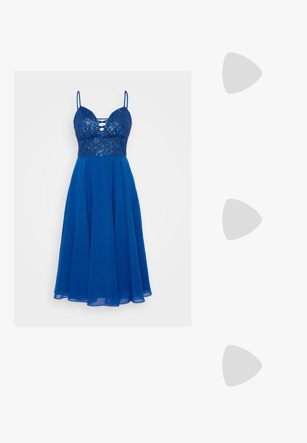 Μπλε φόρεμα με πλισέ bodice, χαμηλή λαιμόκοψη και λεπτές τιράντες. Ροή φούστας από ελαφρύ υλικό, προσφέροντας μια απαλή υφή.; Λευκό παπούτσι με τακούνι, κατασκευασμένο από πατενέ δέρμα, με ανοιχτή πλευρά, μυτερή μύτη, λουράκι στον αστράγαλο με κούμπωμα και χοντρό μπλοκ τακούνι.; Ασημένια τσάντα φάκελος με υφή, που διαθέτει αλυσίδα και διακόσμηση με φούντα καθώς και λεπτομέρεια με "V" σε μέταλλο στο μπροστινό μέρος.; Ασημένια σκουλαρίκια σχήματος καμπύλου γράμματος C, διακοσμημένα με διαφανείς, στρογγυλές ρινοστάτες κατά μήκος της άκρης. Λείος μεταλλικός υφή.