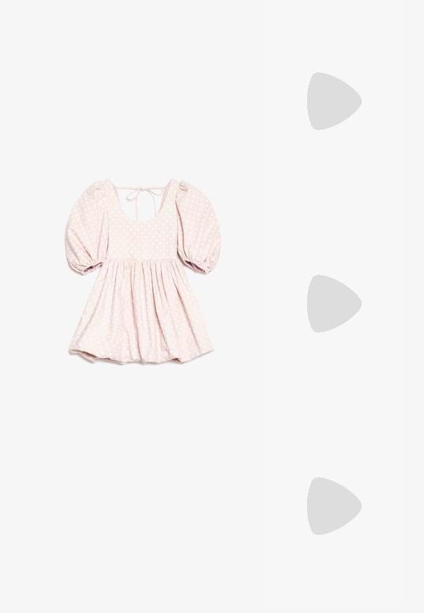Robe rose clair à pois avec manches courtes bouffantes, encolure nouée dans le dos, taille froncée et jupe fluide.; Ballerine plate en cuir verni noir avec un bout pointu, deux brides ajustables avec boucles, et une semelle plate. Texture lisse avec une finition brillante.; Chouchou en tissu blanc avec un motif de fleurs roses et de feuilles vertes sur un fond clair.; Pochette à pièces en cuir rose en forme de cœur avec sangle de poignet et fermeture éclair dorée, marquée d’un petit texte doré "Furla".