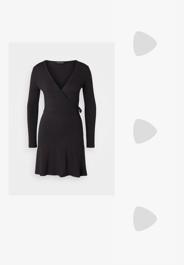 Even&Odd Petite Jerseykjole - black; Leopard-print Mary Jane sko med spids tå, blødt stof overdel og en rem forsynet med en guldbuckle. Kig til cremeforing og sål.; Sort læderhåndtaske med afrundede håndtag, guldlynlås, aftagelig skulderrem og en hængende guldlås-vedhæng.; Et par polerede sølv halvmåneformede hoop øreringe med klare plastikbagsider på en hvid overflade.