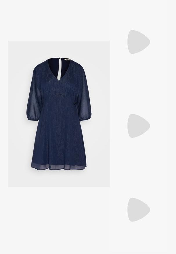 NAF NAF MARNOU - Vestido de cóctel - blue; Zapato de tacón destalonado de cuero blanco con punta afilada, tacón bloque de altura media y correa ajustable. Textura suave; diseño minimalista.; Bolso de mano de cuero suave de color crema con diseño fruncido y plisado y una delgada correa para el hombro que descansa delante sobre un fondo liso.; Pendientes de aro retorcidos en oro con una superficie lisa, que cuentan con un respaldo transparente y herrajes en tono dorado.