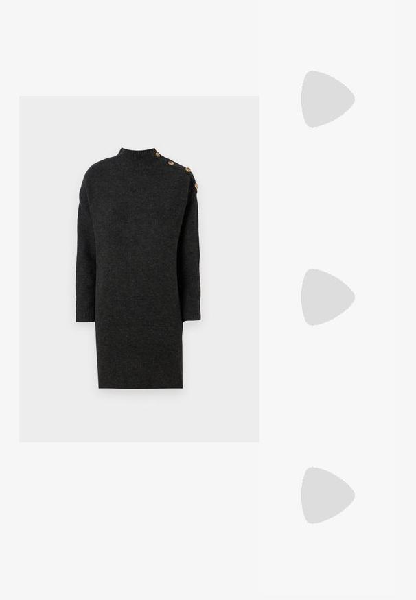 Dunkelgraues, gestricktes Kleid mit hohem Kragen, dreiviertellangen Ärmeln und dekorativen goldenen Knöpfen an einer Schulter. Glatte Textur.; Schwarzer Leder-Bleistiftrock mit Frontschlitz, kombiniert mit kniehohen schwarzen Stiefeln mit Reißverschlüssen und einer derben Sohle für zusätzlichen Halt.; Schwarze Kunstfell-Handtasche mit weicher Textur, runder Form und einem stabilen schwarzen Leder-Schulterriemen. Sichtbare silberne Hardware-Akzente.; Silberne Creolen mit einem glatten, runden Design und glänzender Oberfläche. Verfügt über einen einfachen Scharnierverschluss für ein leichtes Tragen.