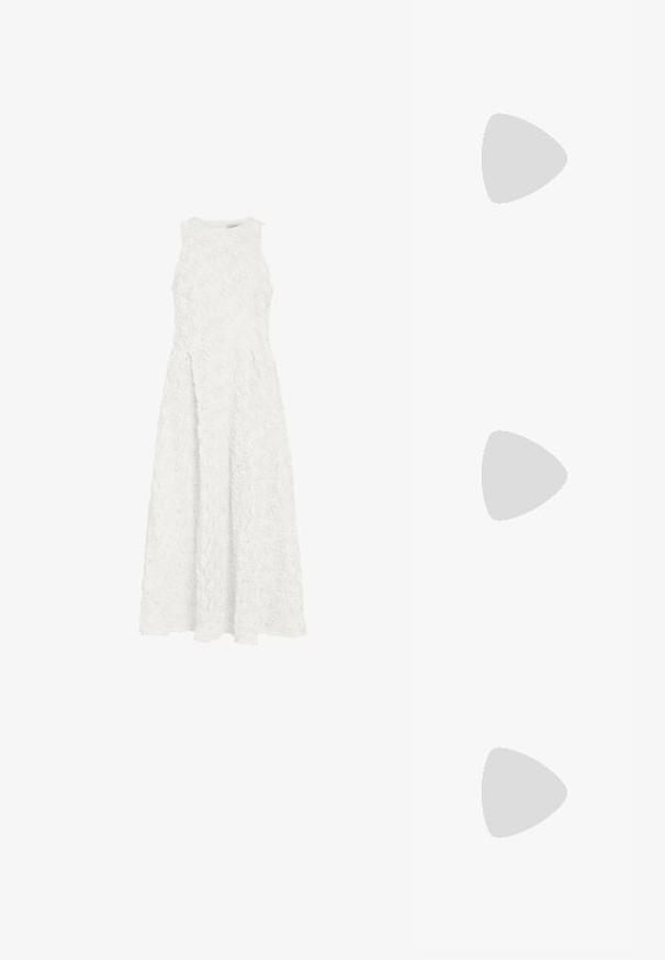 Robe blanche sans manches avec motif floral texturé, encolure ronde, taille cintrée et jupe évasée en ligne A arrivant à la cheville.; Escarpin noir à talon ouvert, à bout pointu, orné de clous en argent, avec un petit talon carré et une texture en cuir lisse.; Pochette métallique argentée avec une texture lisse, fermeture rabat et une bandoulière en chaîne. Présente un design rectangulaire structuré et des accents cousus.; Collier de perles au design délicat, présentant de petites perles blanches et un prolongateur en or avec un fermoir pour une longueur réglable.