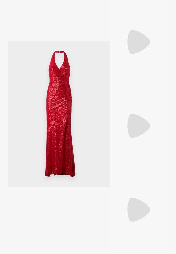 Rød pailletkjole med halterneck, tætsiddende liv og en slids i siden. Stoffet har en skinnende tekstur med et draperet design.; Sorte spidse hæle lavet af glat stof med en stiletto hæl og en smal ankelrem, der har et åbent sideskud.; Glitrende grå håndtaske med en tekstureret overflade, der har en stor sløjfe-accent på forsiden og en kædrem. Kompakt rektangulær form.; Sølvfarvede øreringe med en rund stud med pavé-indstilling og en pæreformet dråbe omgivet af mindre sten, hvilket fremhæver en funkende effekt.