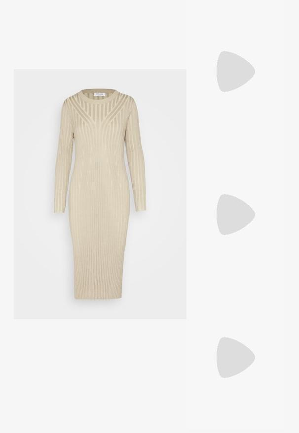 MSCH Copenhagen KICKA DRESS - Svetríkové šaty - aluminum/endive; Čierne kožené členkové čižmy s nízkymi blokovými podpätkami nosené s čiernymi nohavicami a tmavosivým dlhým kabátom.; Čierna kožená hobo taška s jemnou, lesklou textúrou a zaobleným, otvoreným vrchom. Obsahuje široký, zakrivený popruh na nosenie. Žiadne viditeľné kovanie.; Strieborné kruhové náušnice, oblého tvaru, hladký lesklý povrch a rovnomerná šírka po celom obvode. Minimalistický dizajn bez ďalších akcentov.