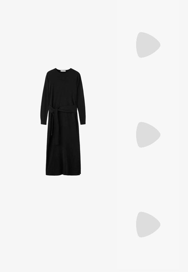 Schwarzes Kleid mit langen Ärmeln aus weichem Stoff, mit rundem Ausschnitt und einem gebundenen Gürtel in der Taille, mit lockerem Schnitt und geradem Saum.; Schwarze Overknee-Stiefel aus weichem Wildleder mit flacher Sohle, abgerundetem Zehenbereich und elastischen Seiteneinsätzen für ein einfaches An- und Ausziehen.; Schwarze Sonnenbrille mit ovalen Rahmen, dunkel getönten Gläsern und "vogue" in Weiß auf den äußeren Bügeln gedruckt. Glattes Plastikmaterial.; Schwarze Lederhandtasche mit dreieckiger Form, schrägem Klappdeckel und rundem Oberhandgriff. Verfügt über eine glatte Textur und minimalistische Designdetails.