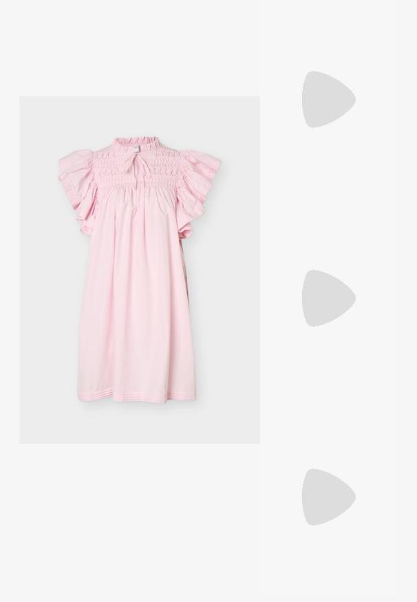 Robe rose pâle longueur genou avec corsage smocké, manches courtes à volants, et petite ouverture avec nœud à l'encolure.; Mule en cuir blanc avec un embout pointu et une petite bride de cheville. Présente une semelle intérieure brun clair et une semelle en caoutchouc beige. Texture lisse.; Sac à main en simili cuir blanc avec un design structuré, des accents en métal doré, deux poignées supérieures et une bandoulière réglable.; Boucles d'oreilles en métal argenté avec un design ondulé et sculptural, présentant une finition polie et des formes irrégulières, mettant en valeur une esthétique contemporaine.