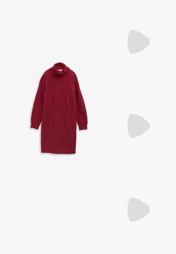 Robe en tricot bordeaux avec col roulé, manches bouffantes longues, motifs en côtes diagonales et en losanges, avec une coupe décontractée et un ourlet juste au-dessus du genou.; Bottes noires montantes en cuir lisse avec un bout carré, un talon épais et une semelle en caoutchouc texturé. Présente un détail de logo discret.; Lunettes de soleil noires avec une finition brillante, verres ronds surdimensionnés passant de teintes sombres à des teintes plus claires, et accents dorés sur les branches.; Sac en cuir noir avec un rabat, accents en matériel doré, sangle réglable et surface texturée. Forme rectangulaire compacte.