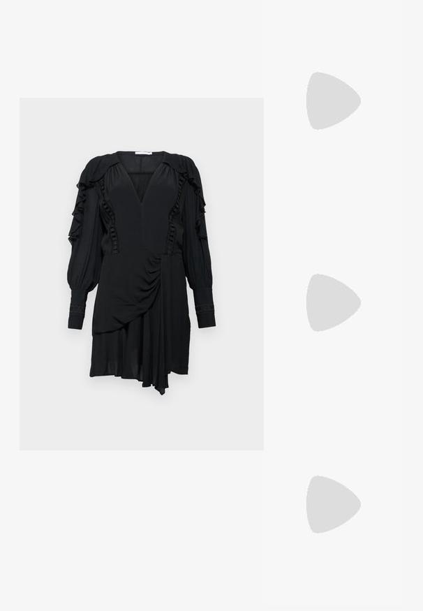 Robe noire avec des manches à volants, décolleté en V profond et ourlet asymétrique. Présente des accents texturés le long du buste et des manches. Tissu doux.; Sandale en cuir noir avec des lanières croisées et un logo rond MK. Le talon carré est de hauteur moyenne, offrant à la fois stabilité et un design élégant.; Sac noir en tissu lisse, présentant une forme structurée, une poignée en chaîne dorée et un design géométrique minimaliste.; Boucles d'oreilles créoles en or massif avec un design tubulaire légèrement tordu et des fermoirs à tige sur un fond blanc.