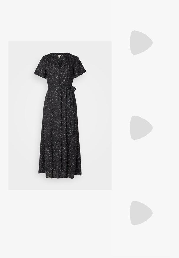 Schwarzes Maxikleid mit kurzen Ärmeln, V-Ausschnitt und einem Bindegürtel in der Taille; mit einem weißen Punkte-Muster durchgehend. Glatte Textur.; Schwarze Lederflats mit spitzem Zeh, Knöchelriemen und Schnallen-Detail. Verfügt über einen kleinen, niedrigen Absatz und ein offenes Seitendesign.; Schwarze, eckige Sonnenbrille mit grauen Gläsern; aus Kunststoff gefertigt, mit dicken Bügeln, die eine glatte Oberfläche und keine sichtbaren Beschläge haben.; Goldene, mondförmige Ohrringe mit glatter Oberfläche, die orangefarbene Akzente nahe dem Stecker und silberne Beschläge aufweisen.