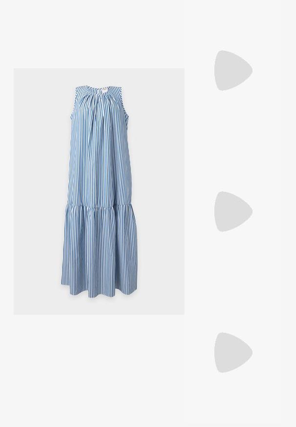 Mouwloze midi-jurk met blauw-witte verticale strepen, met geplooide halslijn en gelaagde rok op een effen achtergrond.; Zwarte leren kniehoog laars met puntige neus en lage kittenhak op een effen lichte achtergrond.; Set van een bordeauxrode leren pouch met een transparante voorkant, een kleine kaarthouder en een bagagelabel, allemaal met een gladde textuur en geperste details.; Gouden oorringen in de vorm van een ring, elk met een enkele hangende witte parel en een klein detail van strasssteentjes op een lichte achtergrond.