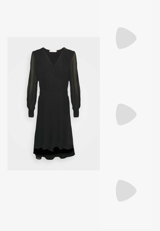 NAF NAF KAMADY - Robe de jour - noir; Sandale à talons hauts avec motif peau de serpent et fines lanières, posée sur l'asphalte près d'un trottoir carrelé en arrière-plan.; Porte-monnaie noir en daim avec une finition texturée, doté d'une chaîne dorée et d'un design épuré et angulaire.; Boucles d'oreilles créoles dorées torsadées avec une surface lisse, présentant un dos transparent et une quincaillerie dorée.