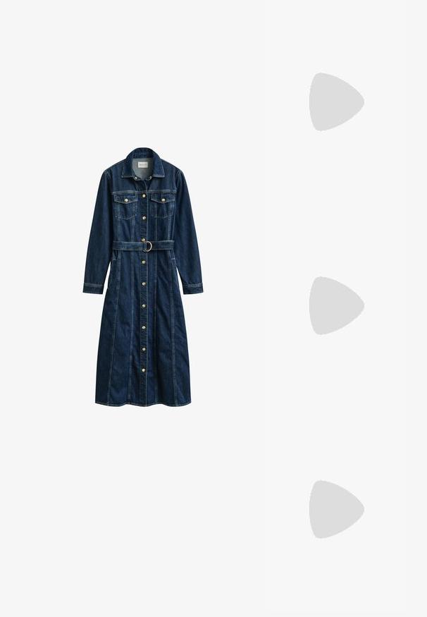 Dunkelblaues langes Jeanskleid mit langen Ärmeln, goldenen Knöpfen vorne, Brusttaschen, Kragen und einem passenden Gürtel mit Metallschnalle.; Hohe, dunkelbraune Lederstiefel mit einer spitzen Zehe und einem gestapelten Blockabsatz, seitlich vor einem schlichten Hintergrund dargestellt.; Braune Wildleder-Tote mit strukturiertem Design, glatten Lederakzenten, verlängerten Griffen und subtiler Kontrastnaht.; Paar polierte silberne Creolen mit geschichtetem, gebogenem Stabdesign auf einem einfarbigen hellen Hintergrund.