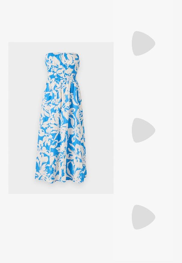 Vestido maxi sin tirantes en un patrón floral azul y blanco, con un cuerpo fruncido y una tela ligera y texturizada.; Sandalias planas negras con tiras ajustables finas, con una pala rectangular y un acabado mate texturizado. Presentan un tacón bajo ligeramente cuadrado.; Bolso tipo cubo de paja tejido con base ancha, parte superior estrecha y correa de hombro ajustable de cuero marrón.; Par de pendientes de aro dorados de tamaño mediano con un diseño texturizado y con cuentas sobre un fondo claro y liso.