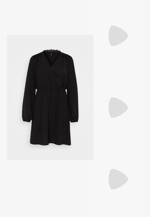 Vero Moda VMALVA WRAP SHORT DRESS - Denné šaty - black; Čierne kožené Chelsea čižmy s robustným podpätkom, elastickými bočnými panelmi a kontrastným bielym prešívaním. Textúrovaný povrch.; Čierne oversized slnečné okuliare s lesklým povrchom, gradientnými šedými sklami a striebornými akcentami na straniciach. Štvorcový rám.; Biela kožená kabelka so strieborným reťazovým popruhom a charakteristickou prednou sponou. Hladký povrch a obdĺžnikový tvar s zaoblenými rohmi.