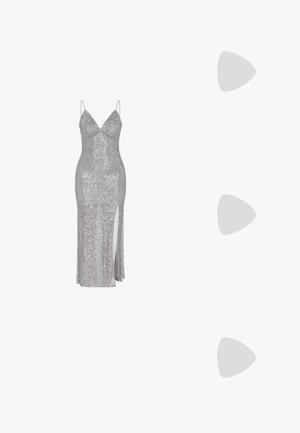 Zilveren paillettenjurk met een diep uitgesneden halslijn, dunne bandjes en een hoge split tot aan de dij. Soepele textuur met een nauwsluitend silhouet.; Zilverkleurige metallic slingback schoen met een spitse neus, versiering op de vamp en een lage kittenhak. Glad, reflecterend oppervlak.; Rechthoekige zilveren clutchtas bedekt met kleine strass-steentjes, met een zwart-zilveren metalen frame en een sluiting met gesp.; Zilverkleurige oorbellen met meerdere heldere kristalgesteenten in druppel- en marquisevormen, met sluitingen met een leversysteem en ingewikkelde details.