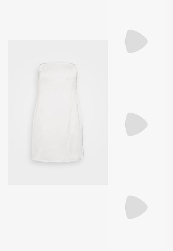 Pieces PCDOLLY BANDEAU BOW DRESS - Cocktail φόρεμα / Φόρεμα για πάρτι - bright white; Μαύρες πλατφόρμες με χοντρό μπλοκ τακούνι, πολλαπλές ρυθμιζόμενες ζώνες και ασημένιες πόρπες. Λείο δέρμα στην πάνω επιφάνεια και υφή στην σόλα.; Μικρό τσαντάκι χειρός με ασημένιο σχέδιο πλέγματος, κυρτή λαβή, μεγάλο κλείσιμο με μαργαριτάρι και λεπτό ασημένιο λουράκι αλυσίδα σε απλό φόντο.; Ζεύγος λαμπερών ασημένιων κρίκων με λεπτές σύρμα σφραγίδες, παρουσιασμένα σε ανοιχτό γκρι φόντο.