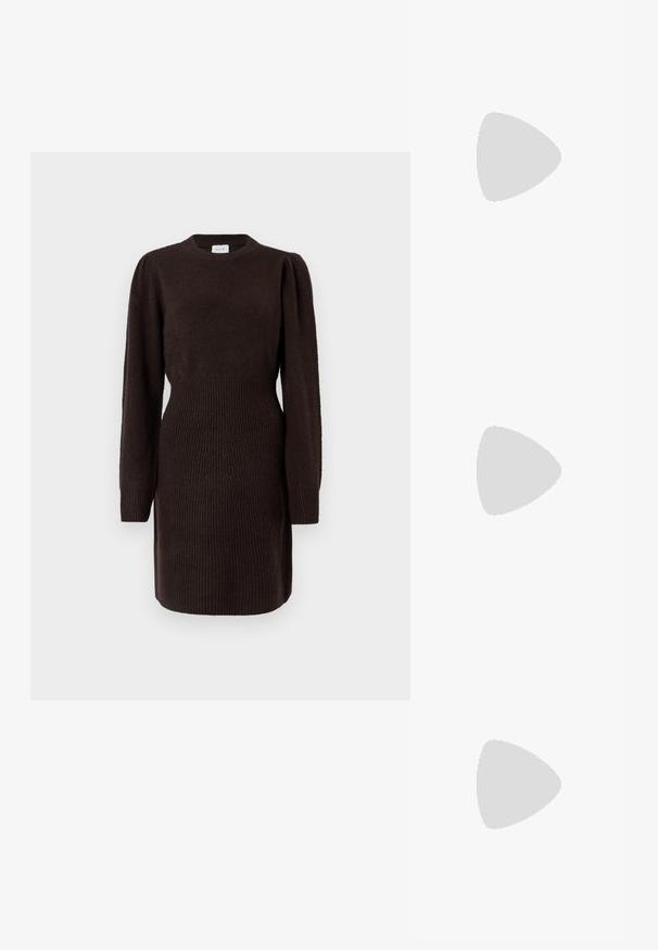 Tumepruun, kudum Kleid ümmarguse kaelusega, pikad puffvarrukad ja soonikustruktuur vööl ja mansettidel. Sile kehatekstuur.; Tume burgundi värvi kuni põlveni ulatuv saabas, millel on krokodilli tekstuur ja plokk-konts, valgel taustal, kuvand külgvaates.; Must ristkülikukujuline käekott õhukese sangaga ja lukuga, valgel taustal.; Kuldse tooniga rõngaskujulised kõrvarõngad ebaregulaarsel lainelisel kujundusel, mille küljes kirkad kristallaktsendid ja tagaküljel plastikust kinnitused.