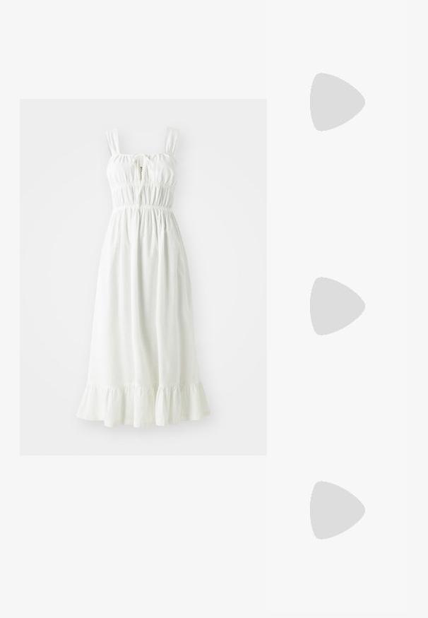 Weißes Leinenkleid mit gerafftem Oberteil, verstellbaren Trägern und Rüschensaum. Mit einem Schlitzdetail an der Vorderseite.; Schwarze Keilsandalen mit einem gewobenen Riemendesign, das eine strukturierte Oberfläche bietet und eine bequeme Plattform hat. Keine sichtbaren Marken oder Verzierungen.; Braune Schildpatt-Sonnenbrille mit einer Vintage-Cat-Eye-Form und braunen Gläsern. Verfügt über gebogene Bügel mit roten Akzenten.; Gestreifte, gewebte Tasche in Schwarz und Beige mit einem lässigen Design, strukturierten Oberflächen und einem kleinen Lederakzent. 
